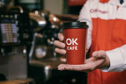 ▲補班日OKmart全台880門市為大家加油打氣，推出同品項咖啡買2送1。（圖／記者鍾怡婷攝）