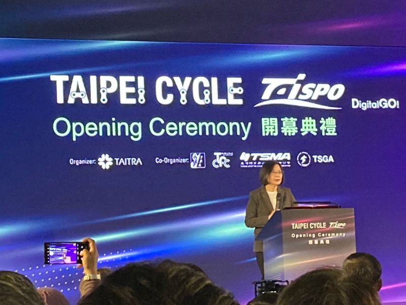 ▲台北國際自行車展（TAIPEI CYCLE）與台灣國際運動及健身展（TaiSPO）於今（22）日盛大開幕，總統蔡英文受邀出席開幕典禮致詞。（圖／記者鄭妤安攝）