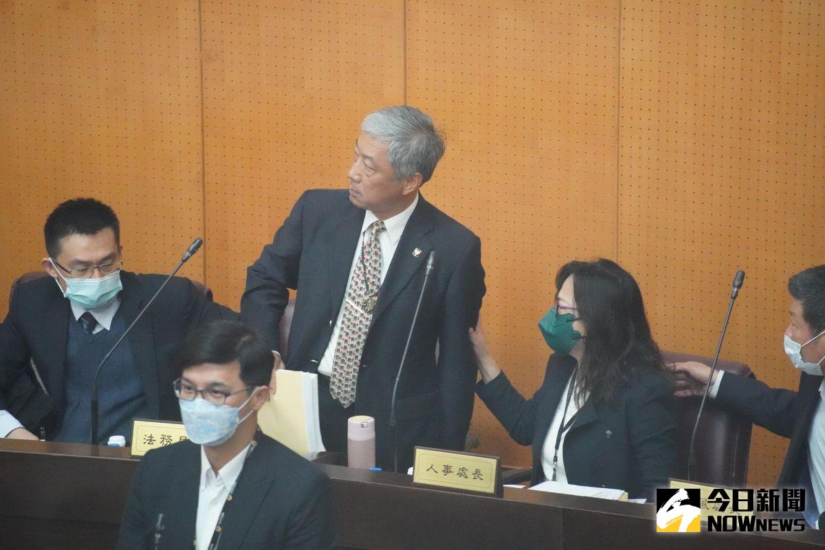 ▲桃園市綠營議員批評市府團隊「尸位素餐，愧對人民」，引發法務局長賴彌鼎當場拍桌動怒與余信憲互槓，最後憤而離席。（圖／記者李春台攝，2023.03.22）