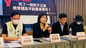 台版黑暗榮耀?中市高中生同學上網公開霸凌師長名單 ▲曾芳苑指出,多位師長密集對甲生公開且非法搜身、搜書包、栽贓各項罪名等行為,企圖迫使甲生休學。(圖/記者顏幸如攝,2023.03.22)