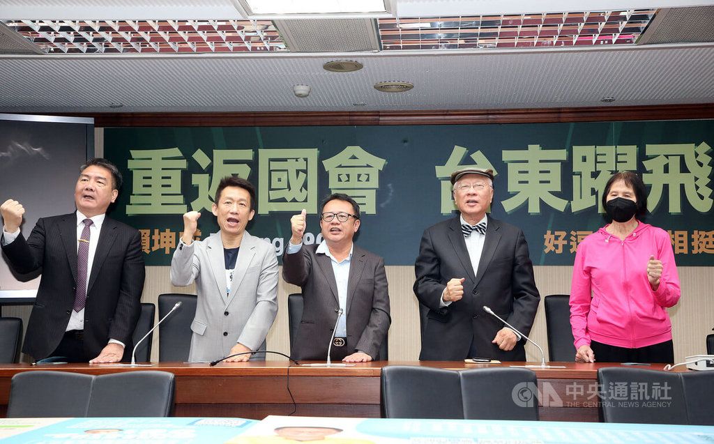 ▲民進黨前立委賴坤成（中）22日上午在立法院舉行「重返國會，台東躍飛」記者會，宣布參與台東區立委黨內初選，挑戰現任立委劉櫂豪。演藝圈好友郭子乾（左2）、綠營大老陳永興（右2）、體育界大老紀政（右）等人出席力挺。中央社記者郭日曉攝 112年3月22日