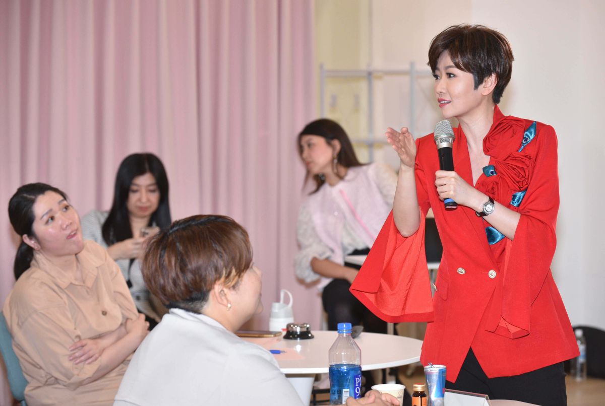 ▲寇乃馨（右）直播400場月吸2億，在台北開班授課。（圖／寇乃馨提供）