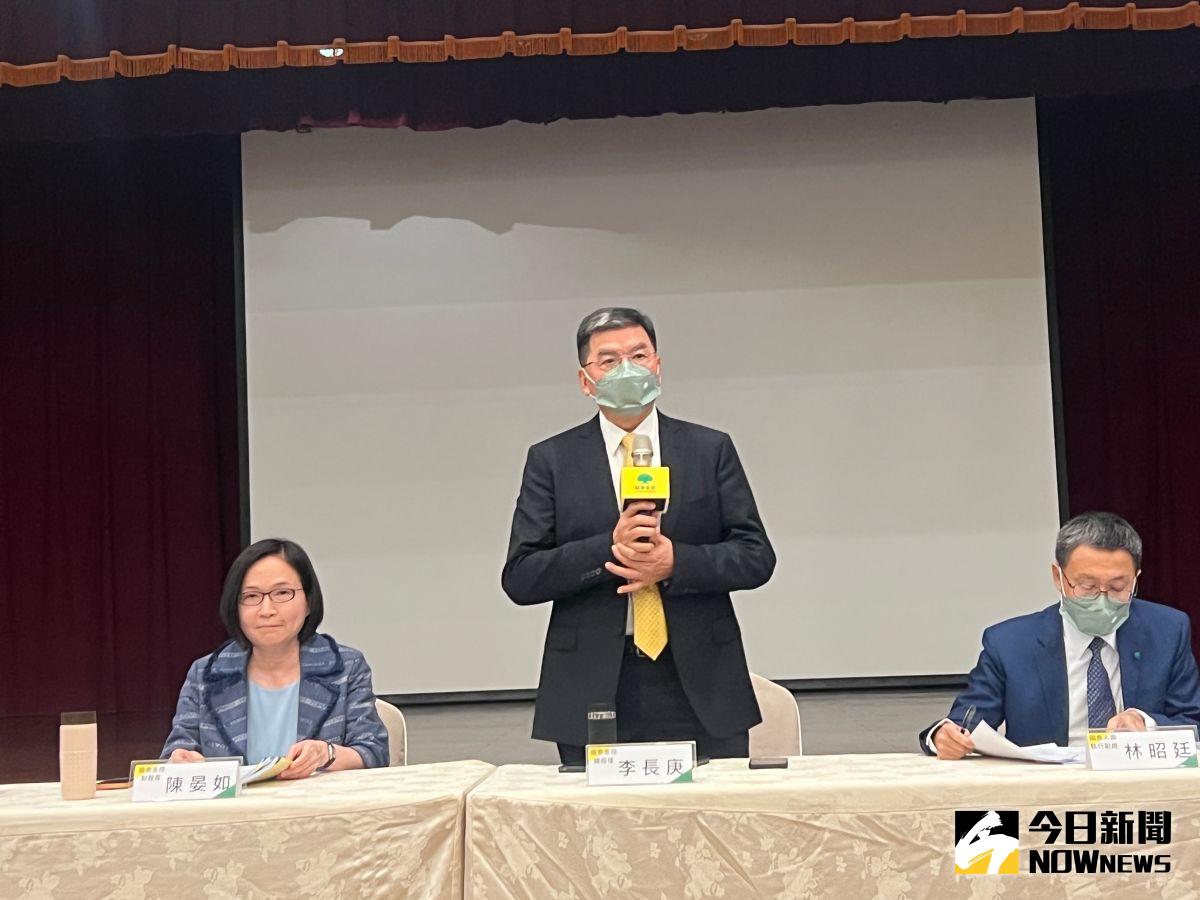 ▲國泰金控今（22）日召開法人說明會，總經理李長庚（中）表示將建議董事會動用公積配息。（圖／記者顏真真攝）