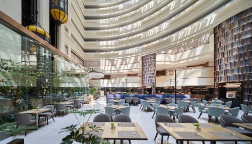 ▲雲品國際旗下君品Collection接手代為經營的茹曦酒店宴會與Sunny Buffet,從去(2022)年年底至今業績已有3倍成長。(圖/雲品提供) ▲茹曦酒店Sunny Buffet擁有玻璃帷幕自然採光及16層挑高設計,怎麼拍都美。(圖/雲品提供)