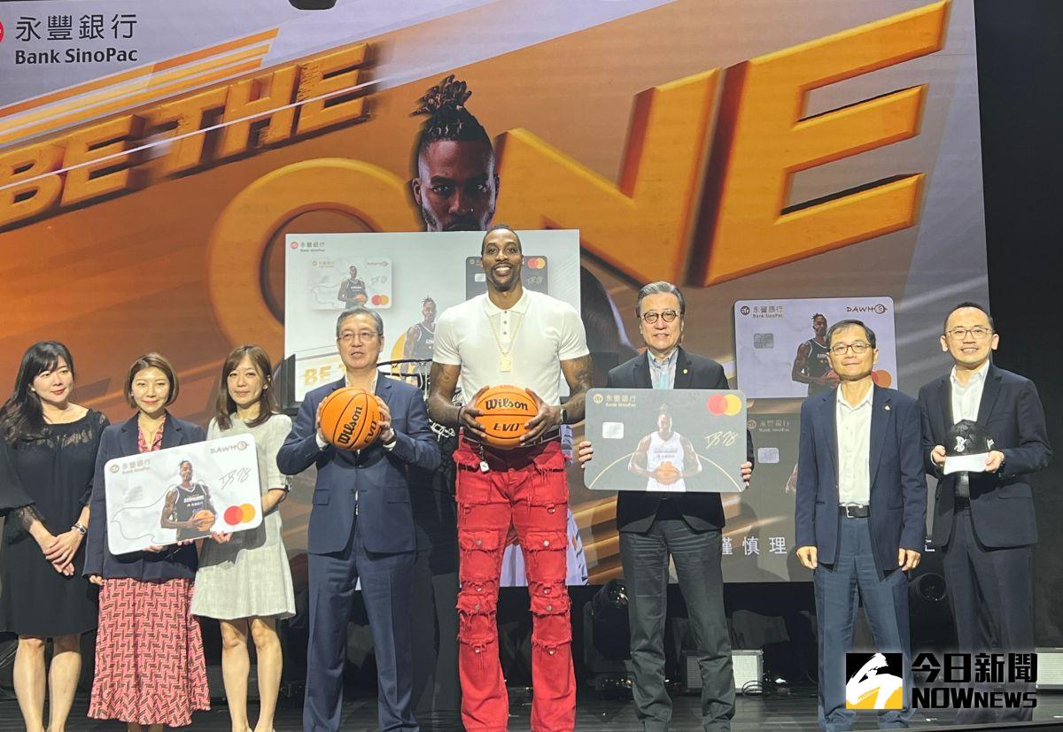 ▲永豐銀行找來「桃園永豐雲豹」籃球隊球員霍華德擔綱魔獸套卡的卡面主題，也成為台灣職業籃球聯盟首位躍上信用卡面的人物。（圖／記者顏真真攝）