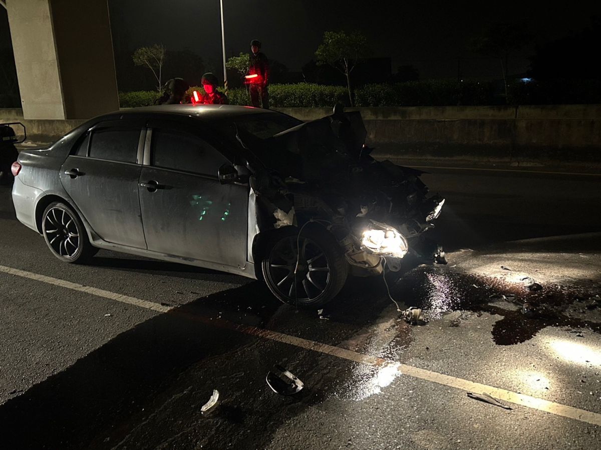 ▲陸軍第六軍團20日晚間於桃園市楊梅區附近進行夜訓，不慎與一輛自小客車發生碰撞。（圖／翻攝畫面）