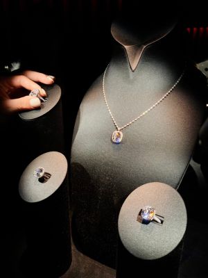▲和106克拉巨鑽項鍊，來自同一個原石的大克拉鑽石作品。（圖／記者蕭涵云攝）