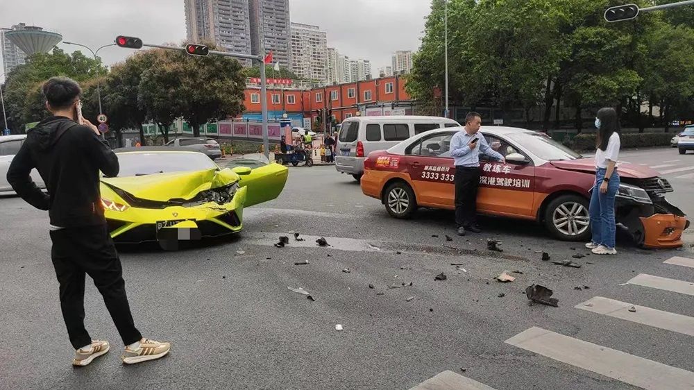 ▲中國深圳女學員（右）開教練車撞爛藍寶堅尼後，感到不知所措，藍寶堅尼車主（左）也相當頭痛。（圖／翻攝自微博）
