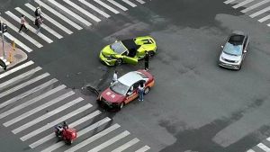 ▲事故發生在廣東深圳市安托山六路的十字路口，藍寶堅尼與教練車都是車頭受損，肇事責任仍待釐清。（圖／翻攝自微博）