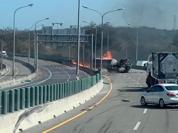 ▲一輛油罐車經過該路段時，不明原因翻覆路中。（圖／翻攝記者爆料網）