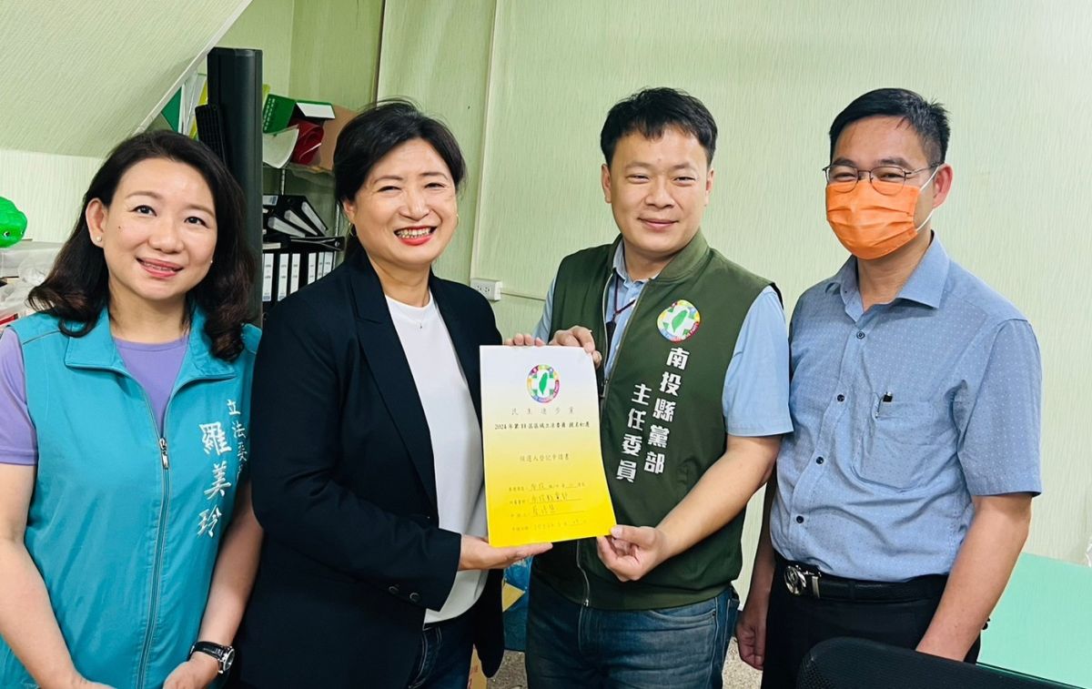 ▲蔡培慧從縣黨部主委蔡銘軒手上接下黨內登記證明，蔡銘軒前天已完成第一選區初選登記。（圖／蔡培慧服務處提供，2023.03.23）