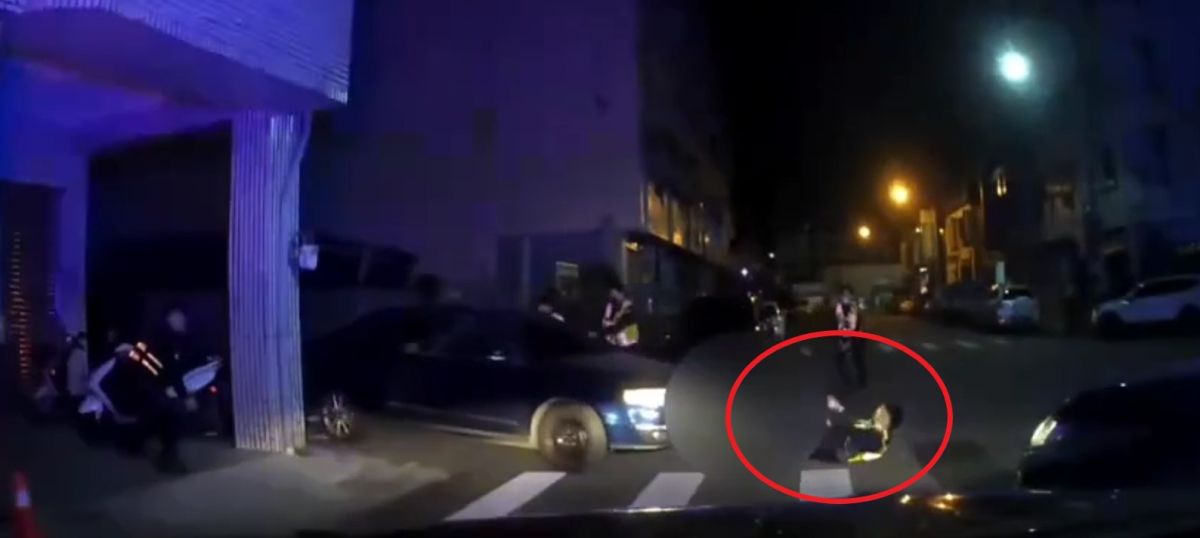 ▲一名警員遭撞倒在地。（圖／翻攝畫面）