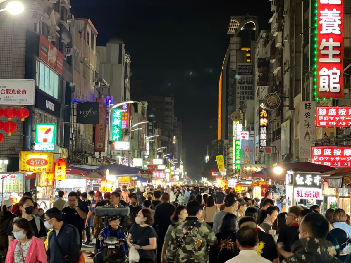 ▲經發局配合演唱會推出商圈夜市優惠券，帶動夜市平均人流多3成，營業額最多增5成。（圖／高雄市經發局提供）