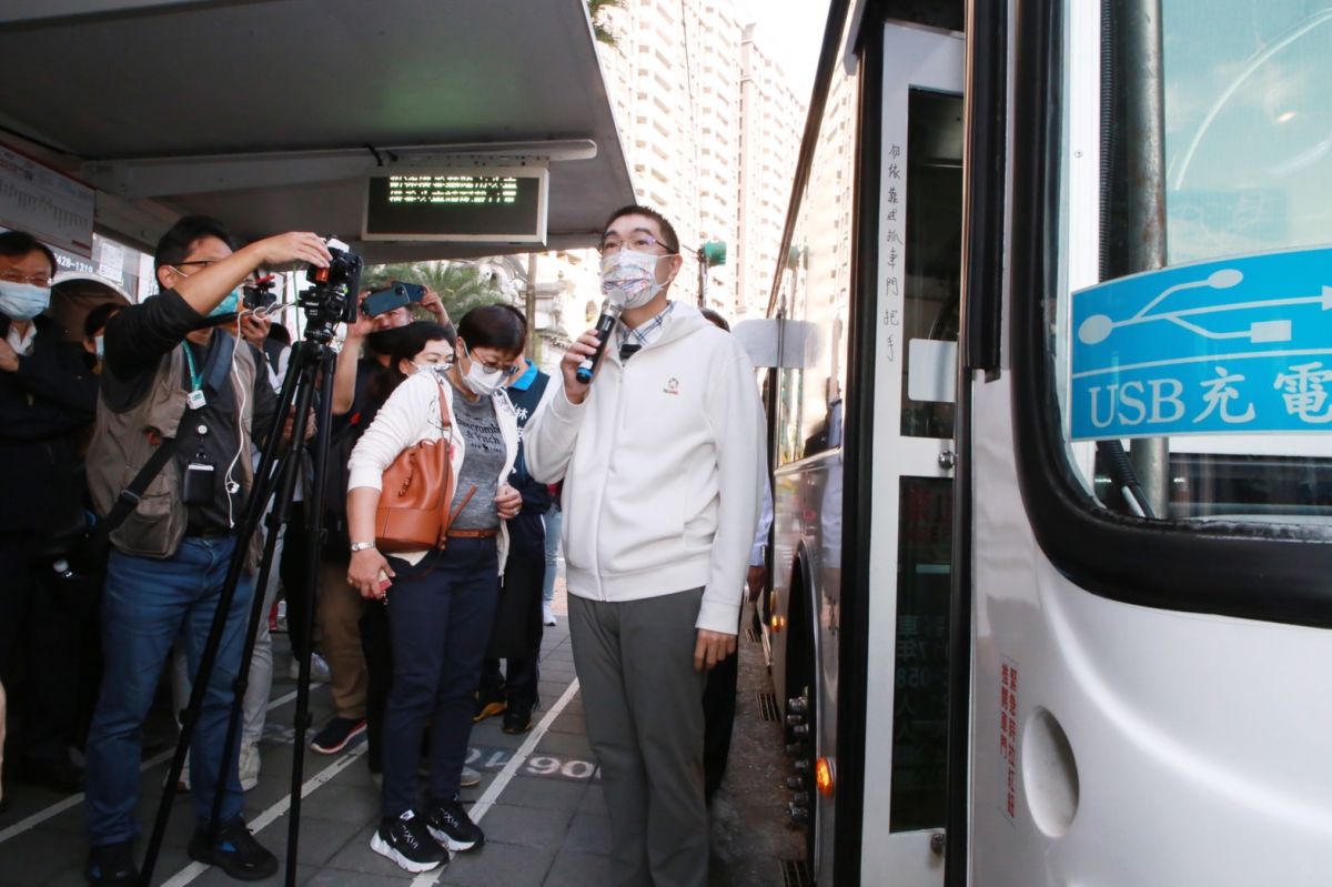 ▲基隆市政府試辦免費市巴接駁轉乘台鐵，謝國樑在候車亭向候車民眾宣導。（圖 ／基隆市政府提供）