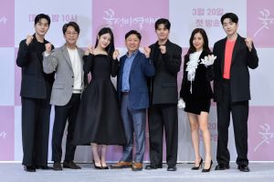 ▲鄭乾柱(左起)、吳萬石、辛叡恩、導演金政珉、厲雲、韓彩雅、姜勳出席記者會。(圖/friDay影音) ▲鄭乾柱(左起)、吳萬石、辛叡恩、導演金政珉、厲雲、韓彩雅、姜勳出席記者會。(圖/friDay影音)