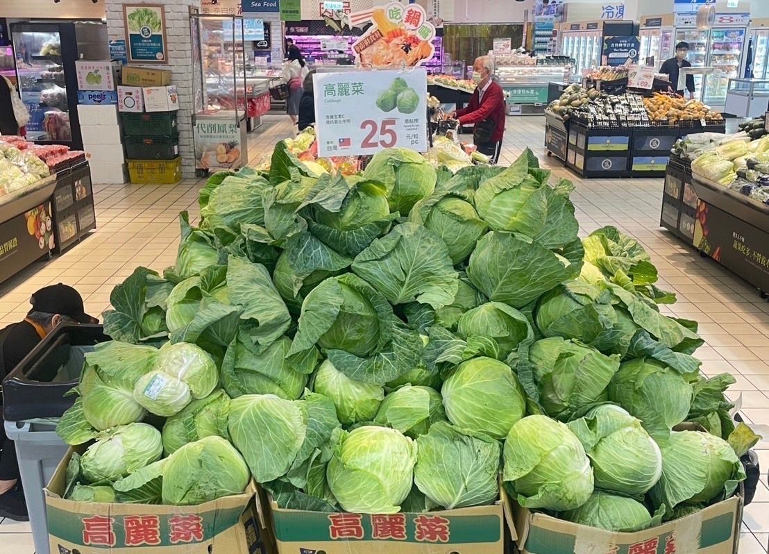 ▲家樂福買鳳梨送高麗菜；全聯、大潤發高麗菜25元。（圖／家樂福提供）
