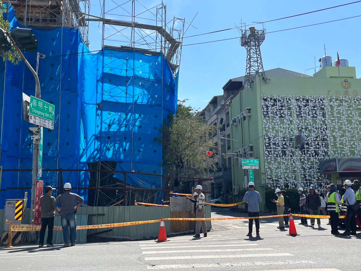 ▲台南市文化中心停車場工地，驚傳鷹架倒塌工安意外。（圖／翻攝畫面）