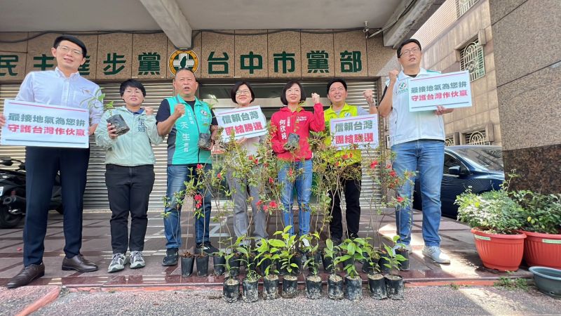 ▲何欣純帶著台灣特有種的樹苗現身,象徵最接地氣、民主扎根茁壯。(圖/何欣純服務處提供,2023.03.23)