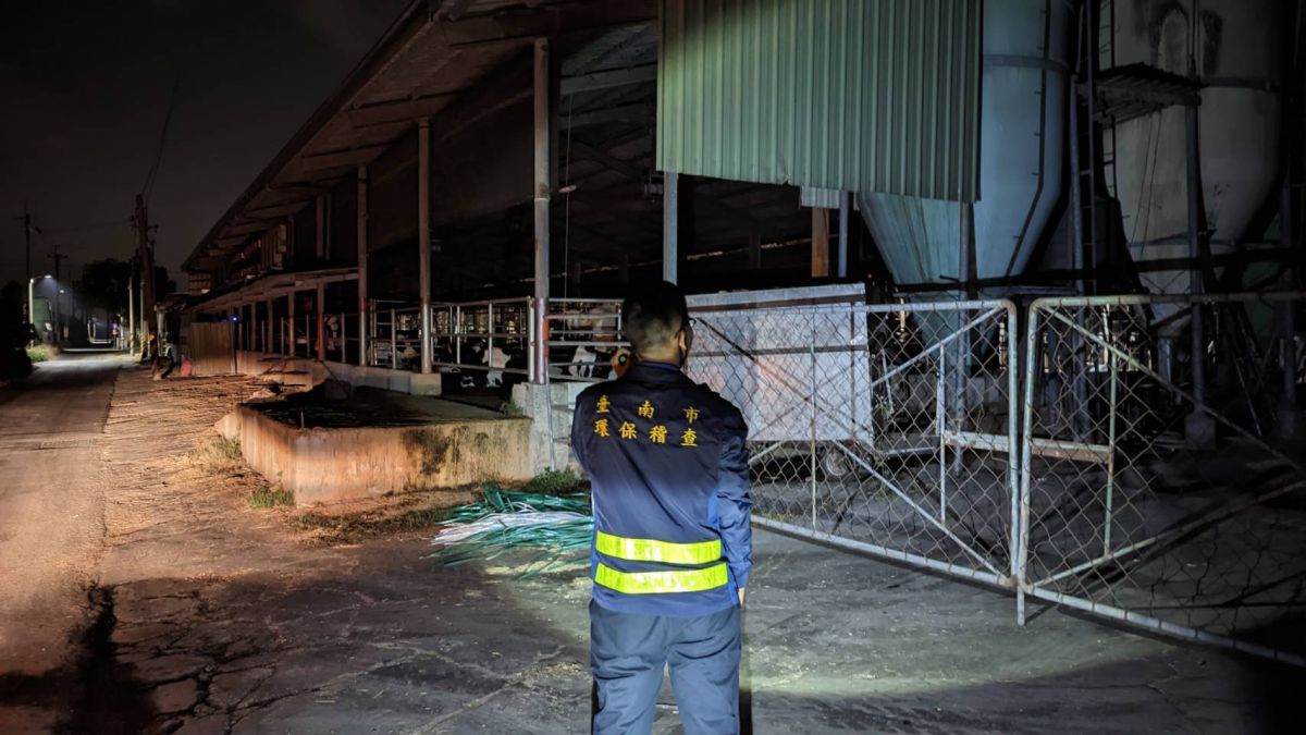 ▲環保局稽查人員夜間巡查畜牧業場追查臭味來源（圖／台南市政府提供）