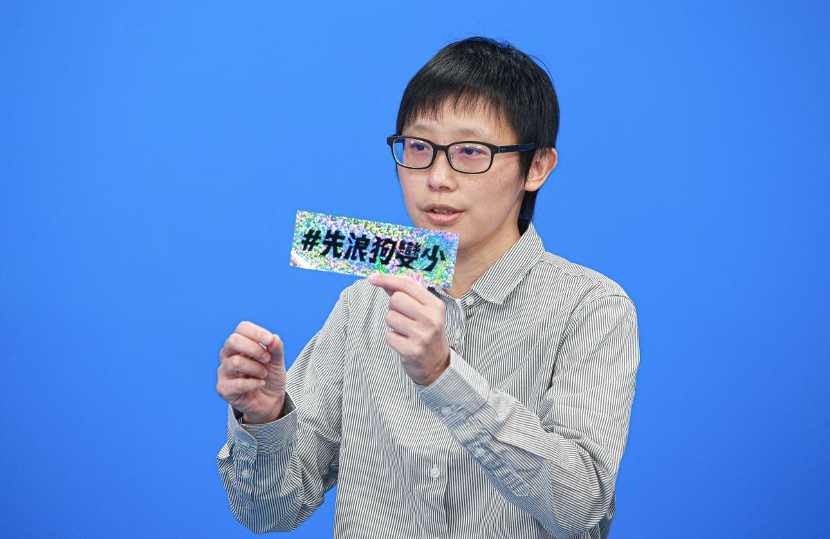 ▲相信動物協會執行長郭璇手持「先浪狗變少」的標語。（圖／記者葉政勳攝，2023.03.23）