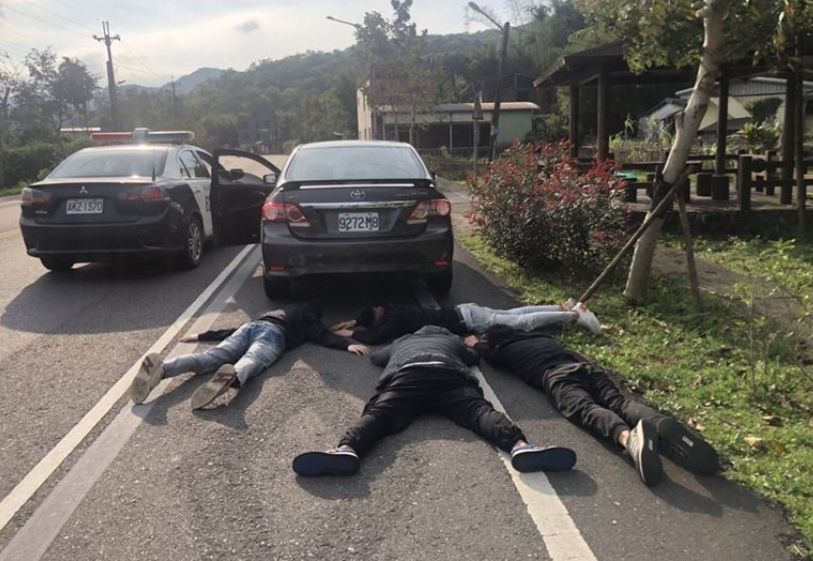 ▲一名謝姓女子先後前往2家銀行提領500萬元，結果在內湖區行愛路上，突然遭4名搶匪持辣椒水搶劫，車上現金全遭劫走，警方當天下午就逮捕4名男子，目前皆遭羈押禁見，內湖分局組成專案小組調查，幕後指使者疑為竹聯幫弘仁會23歲李姓男子。（圖／翻攝畫面）