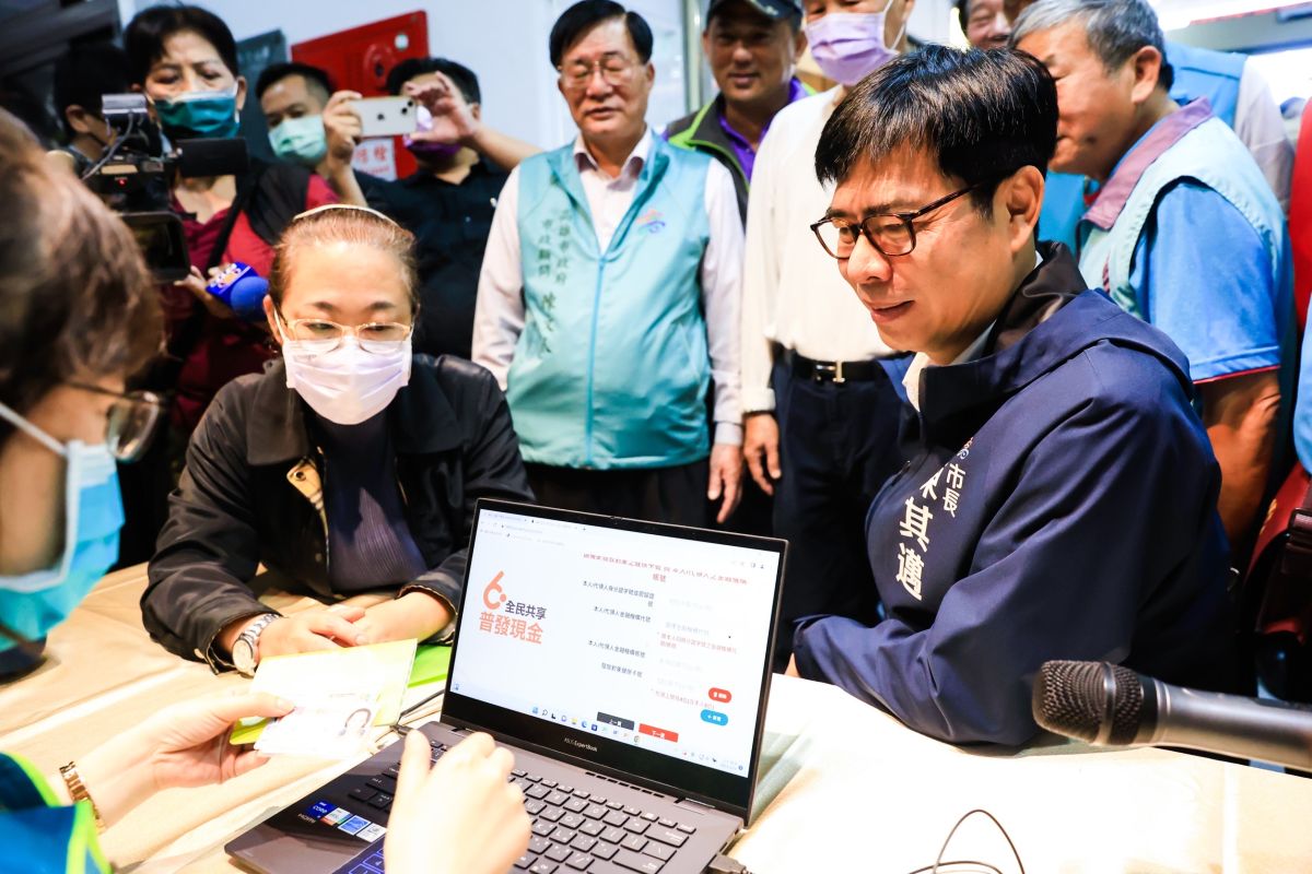 ▲全民普發現金6000元高雄市各區公所及48處戶政事務所據點提供代為上網登記及諮詢服務，市長陳其邁今（23）日至前鎮區公所視察諮詢服務櫃台情形。（圖／高雄市政府提供）