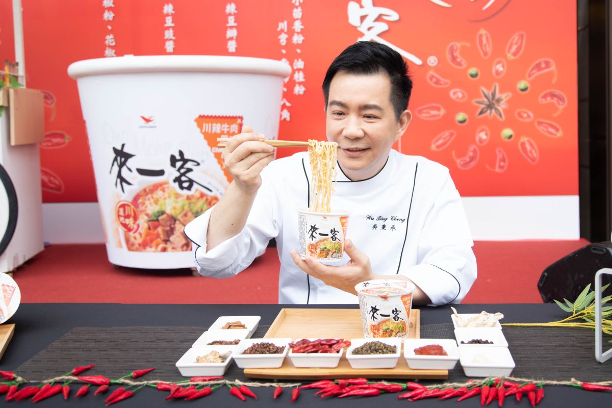 ▲吳秉承也不禁驚艷表示：來一客最強的不只鮮蝦魚板！「來一客－川辣牛肉風味」絕對是老饕才懂的道地川味。（圖／品牌提供）