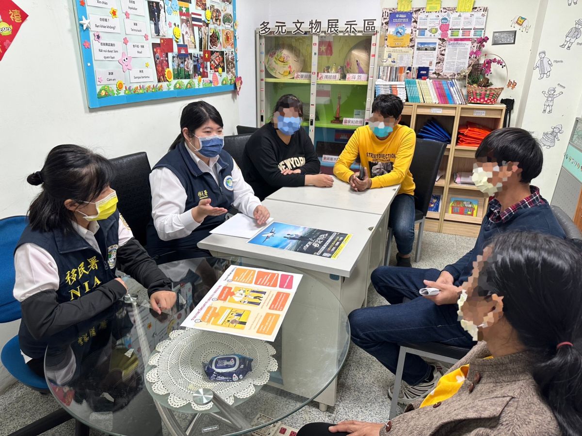 ▲南投縣服務站人員向阿嬤（右一）說明自行到案專案。（圖／移民署）