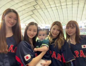 ▲板野友美(左二)帶著女兒觀賽,為高橋奎二加油。(圖/翻攝自板野友美IG) ▲板野友美(左二)帶著女兒觀賽,為高橋奎二加油。(圖/翻攝自板野友美IG)
