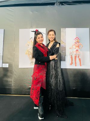 ▲唐美雲與謝盈萱(右)合照留念。(圖/唐美雲歌仔戲團) ▲唐美雲與謝盈萱(右)合照留念。(圖/唐美雲歌仔戲團)