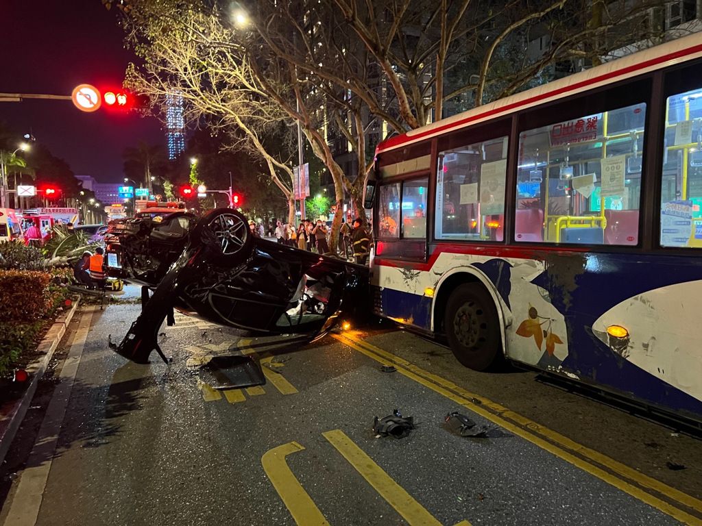 ▲王男昨（23）日駕駛賓士不明原因突然撞上分隔島，隨後連人帶車飛起波及一輛對向的公車。（圖／翻攝畫面）