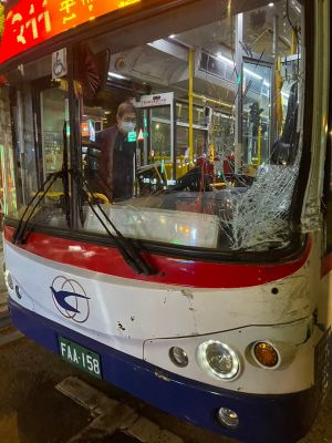 ▲公車上乘客都被巨響嚇壞，所幸無人受傷。（圖／民眾提供）
