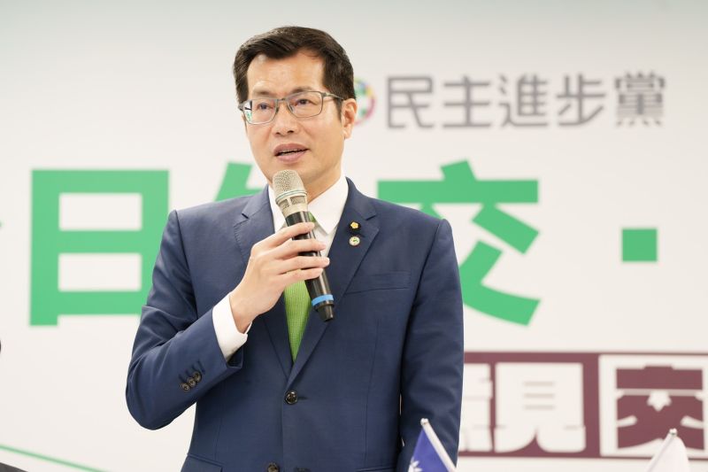 ▲羅致政揭露對手葉元之今年共上了565場節目、280萬元通告費入袋,嘲諷是「扮成議員的藝人」,葉元之反駁稱自己是為民眾發聲、針貶時事。(圖/民進黨提供)