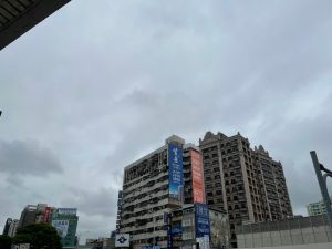 北台灣「濕涼回歸」！補班日出門帶傘　週末3區雨彈狂轟
