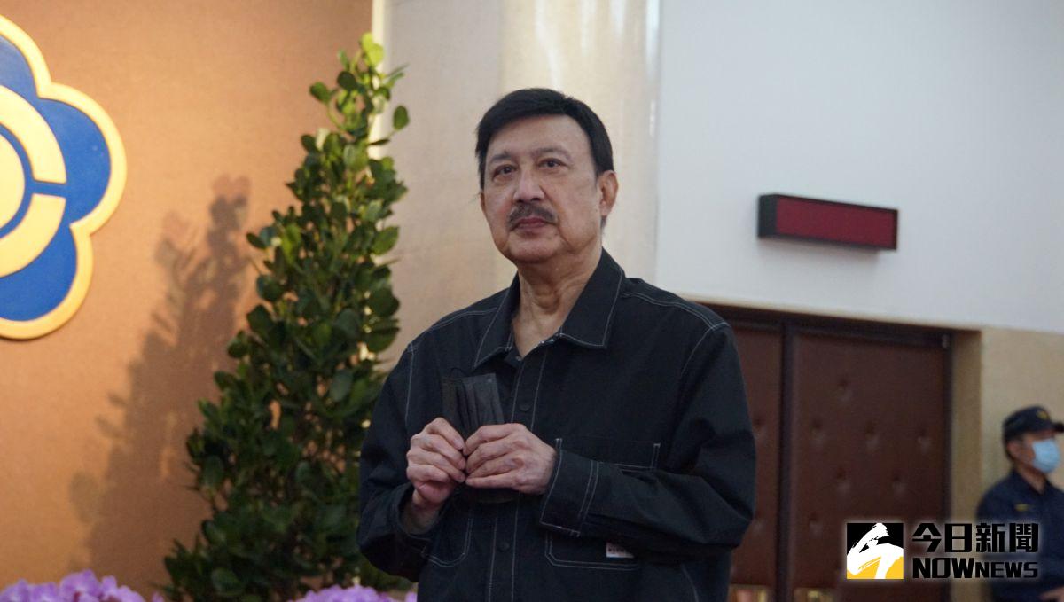 ▲余天今（15）日受訪時回應，跟那沒關係，他也強調，政治的問題不要問他，「我現在什麼職位都沒有了，所以不要問我好不好。」（圖／記者呂炯昌攝）