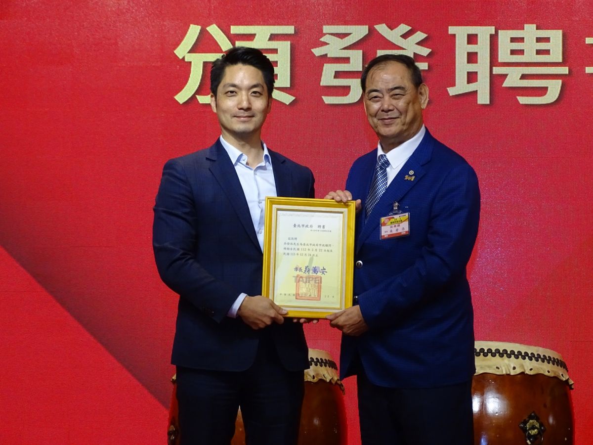 ▲蔣萬安於餐會時抵達，首先恭賀吳理事長連任及所有新當選的理監事，並頒發敦聘吳理事長市政顧問聘書，感謝市商會長期擔任產業與政府間橋樑，協助市府整合產業資源，推動市政建設。（圖／品牌提供）