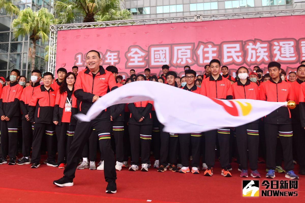 ▲侯友宜出席全國原住民族運動會新北市代表隊授旗，受訪時說會全力以赴，做出讓人民有感的成績。（圖 ／記者吳嘉億攝，2023.03.24）