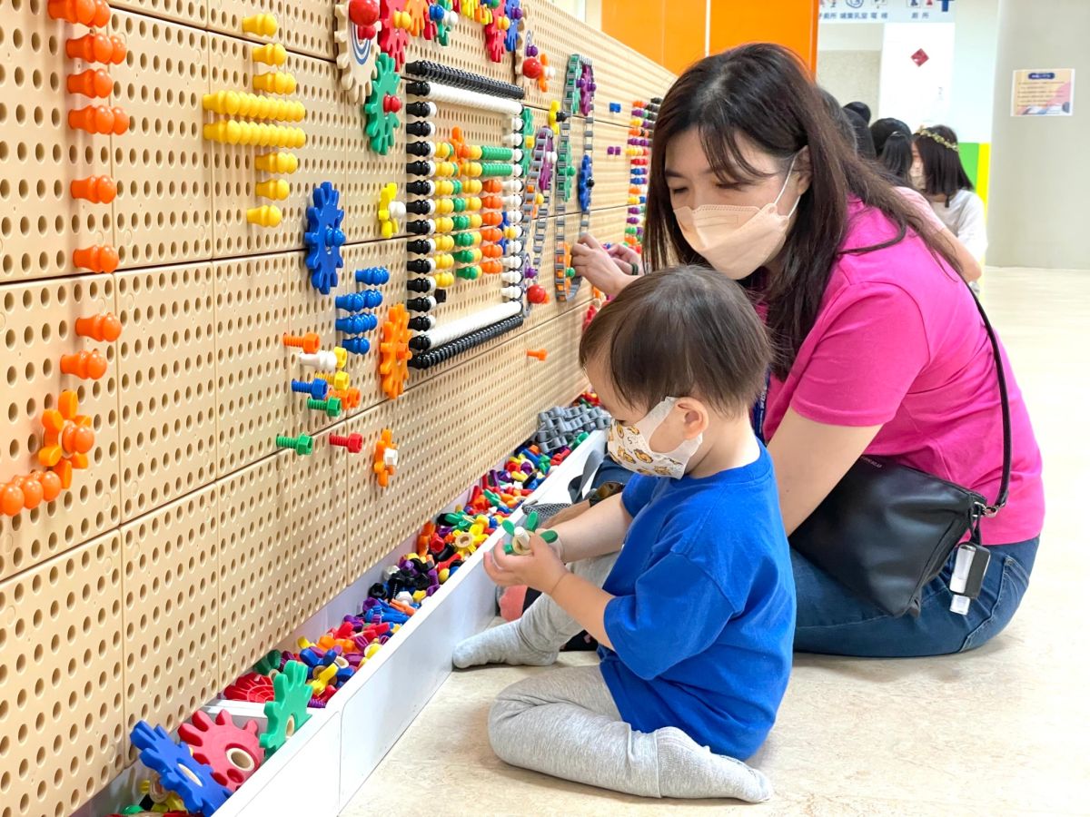 ▲台中社會局串聯十家親子館，推出系列活動，邀請親子暢遊同樂，陪伴孩子在遊戲中學習成長。（圖／中市社會局提供）