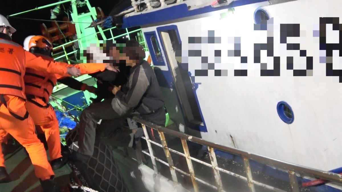 ▲船上1名印尼籍船員左下腹劇烈疼痛，海巡署救援後緊急送醫，並請求派艇協助。（圖／海巡署）