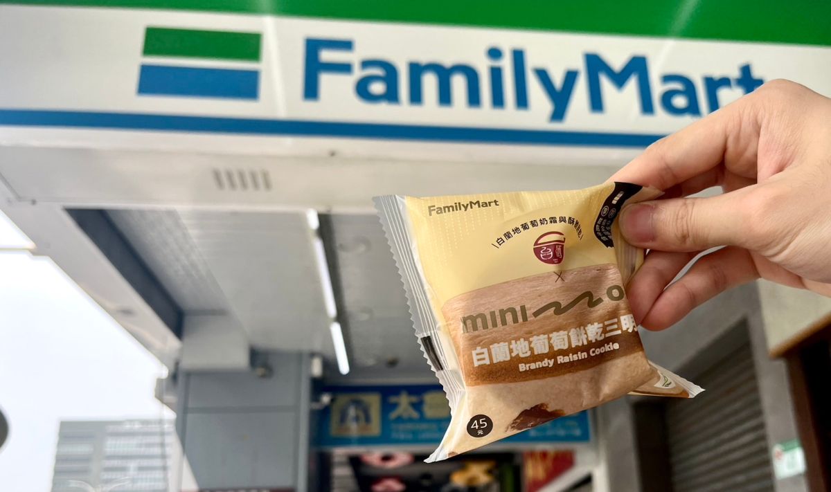 ▲全家推出「白蘭地葡萄餅乾三明治」，將浸泡台酒玉山白蘭地的葡萄乾融入奶油乳酪內餡。（圖／記者鍾怡婷攝）