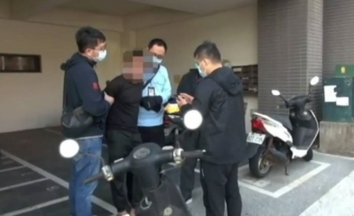 ▲高市刑大日前查獲一起詐騙機房，嫌犯利用DMT節費器供境外取款，僅一人就能操作逾百名人頭第三方支付帳戶，如同「孤狼式」犯案，訊後依詐欺、毒品罪送辦。（圖／記者郭凱杰翻攝）