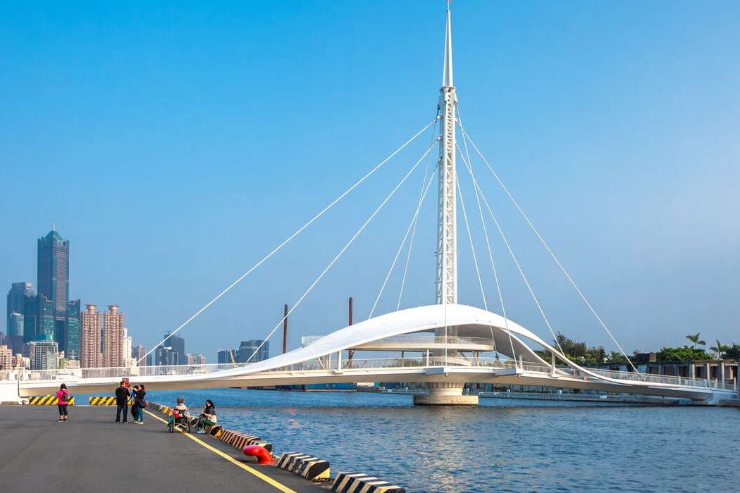 ▲高雄港大港橋於4月1、2日暫停橋體旋轉。(圖／記者黃守作攝)