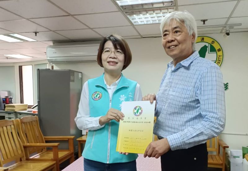 ▲民進黨黃秀芳原將遭遇黨內勁敵,未料邱建富最後一刻被林佳龍勸退。(圖/民進黨彰化縣黨部提供,2023.03.24)