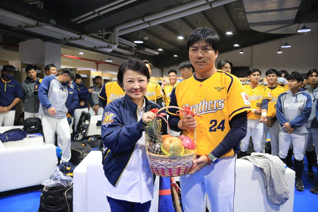 ▲中職熱身賽，盧秀燕市長鼓勵中信兄弟林威助總教練。（圖／台中市府提供）