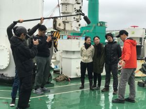三缺一劇團登船協助節目拍攝 ▲三缺一劇團登船協助節目拍攝(圖/崑山科大提供)