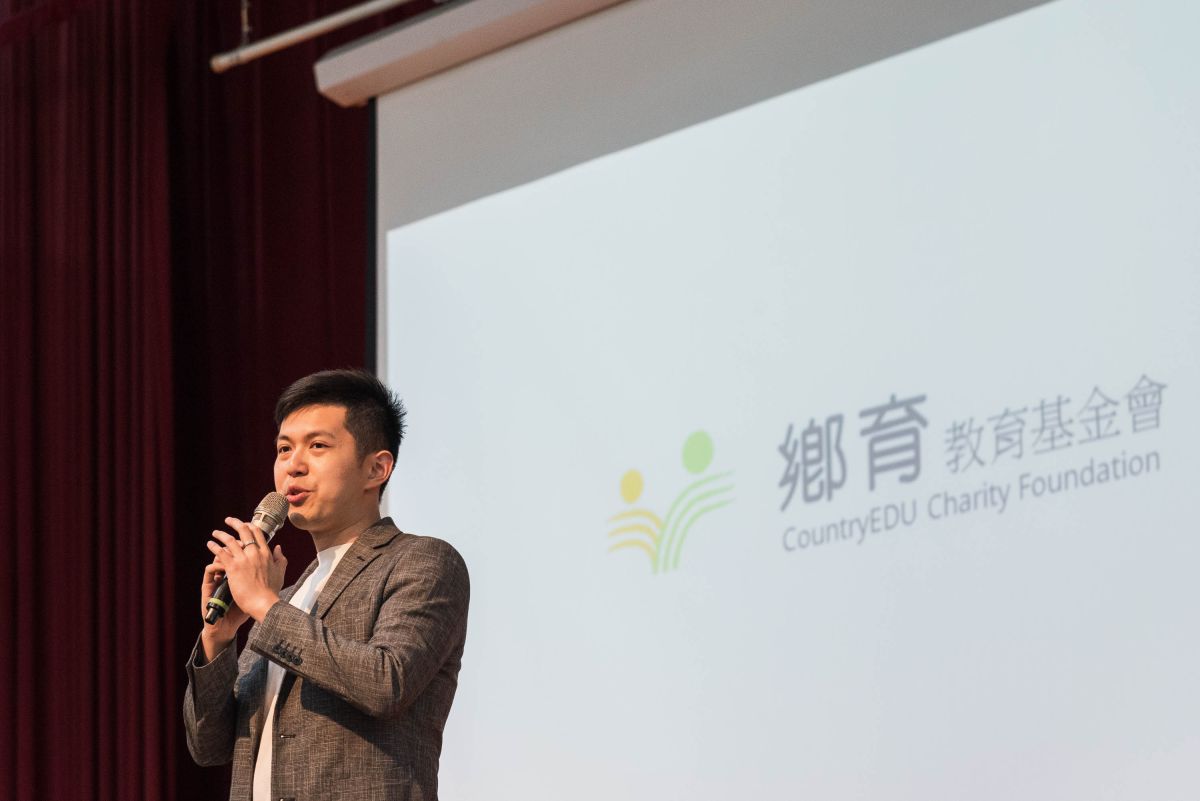 ▲《鄉育教育基金會》與擔任2023奧斯卡頒獎典禮台灣直譯、知名新聞直播主浩爾攜手，在今日前往新北市立新店高中。（圖／品牌提供）