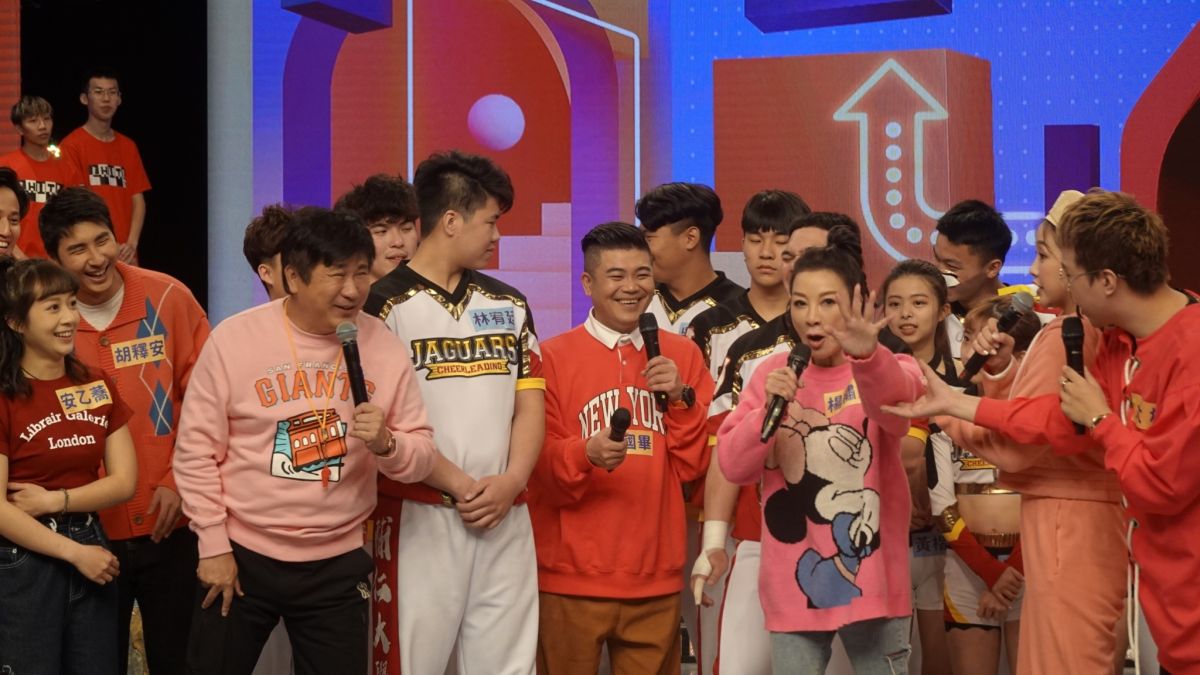 ▲楊繡惠（右三）拒被拋飛，向胡瓜（左二）求饒。（圖／民視提供）