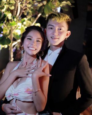 ▲蕾菈（左）與老公湯宇（右）去年完成婚禮，也即將要擁有愛的結晶。（圖／翻攝蕾菈IG）