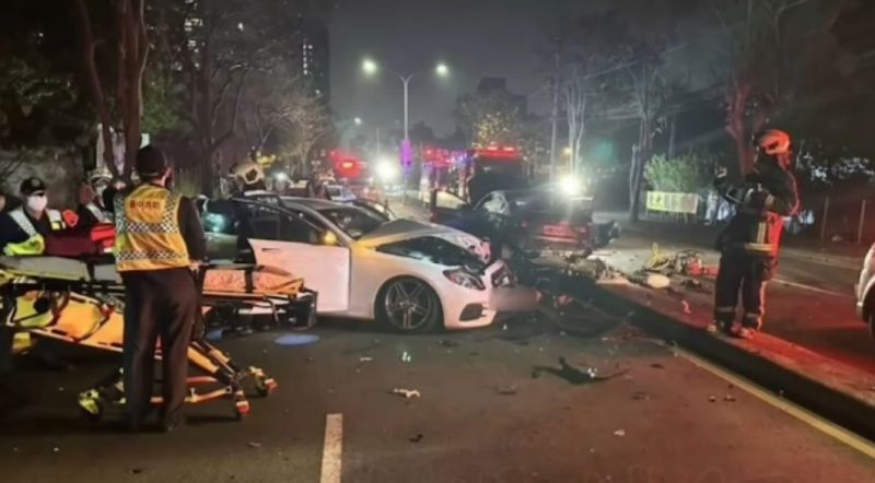 ▲24日晚間，台中市西屯區東大路，發生一起重大車禍事故，共釀9人輕重傷送醫。（圖／翻攝畫面） 