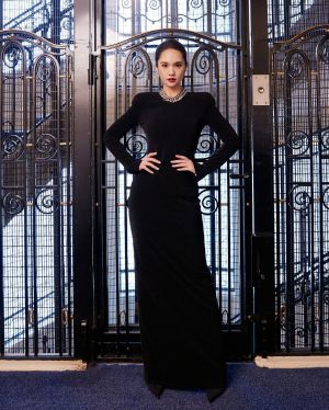 ▲▼楊丞琳穿Balenciaga全黑戰袍受訪。（圖／翻攝自楊丞琳臉書）
